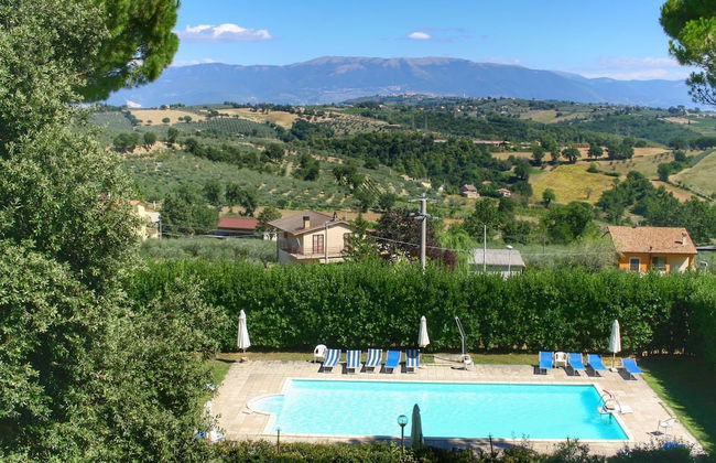 Beautiful Farmhouse with Hot Tub in Umbria - Photo 15