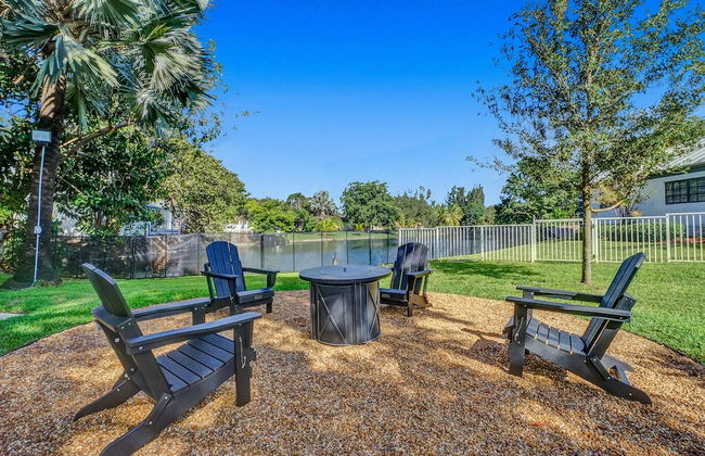 8BR Gem With Pool, Lake View & Tons of Amenities! - Foto 31