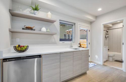 Rooftop Patio with Waterview, Private Garden & Grill 3BR 3BA- Modern Cityscape - Foto 51