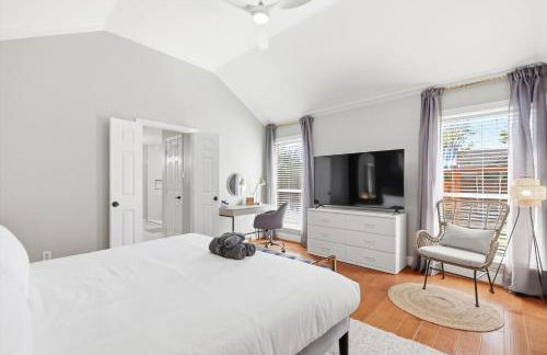 4-BD 2-BA with Backyard Pool Retreat + Game Room - Foto 16