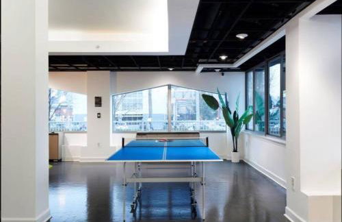 Modern 2bed 2 bath heart of Townson suite - Foto 31