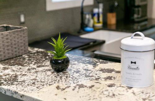 Benson. Cozy pet friendly living. No pet fees. - Photo 7