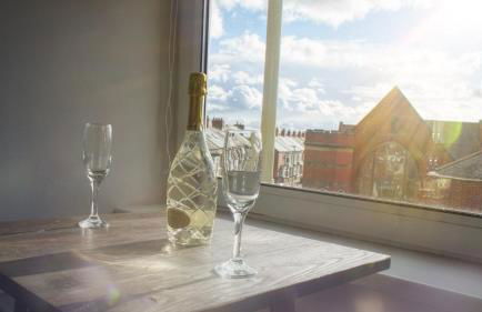 Free Parking, Huge 4 King Bedroom Townhouse, Fast WIFI, Fully Equipped Kitchen, 15 min drive to Nissan, 20 min to Newcastle Sunderland, Ideal for Long Term Contractor etc Stays, Regular Housekeeping Option - Dwellcome Home Ltd - See Our Site for Assurance - Foto 18