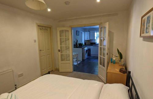 Luxurious & Sunny Garden Flat near Pinner Station - Foto 7