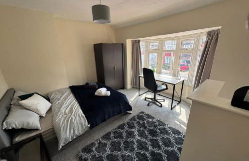 Modern 3-Bed Home with Parking & Garden Wolverhampton - Photo 9