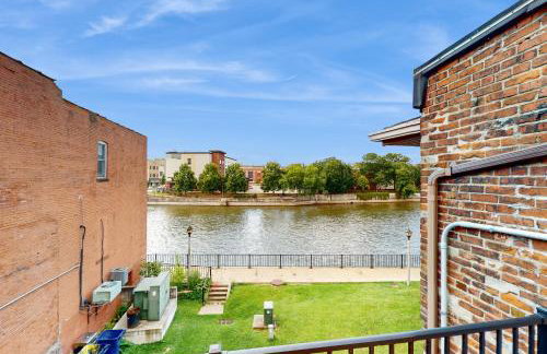 Steps to Dtwn and Rock River! Couples Retreat - Foto 13