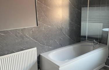 Affordable Luxury 4 Stunning apartment Sunderland close to City centre hospital Crown Works Studio and Nissan - Foto 11