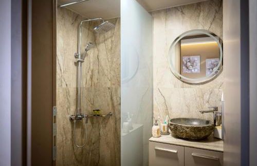 Secluded Luxury Villa w Jacuzzi & Stunning Views - Photo 25