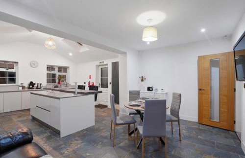 Spacious Modern 4BR Home 2 Luxury Bathrooms Private Parking Near M54, M6, JLR & WV1 - Foto 25