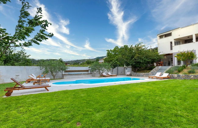 Serene Rural Villa With Pool, Sun Deck, and Children's Play Area - Foto 41