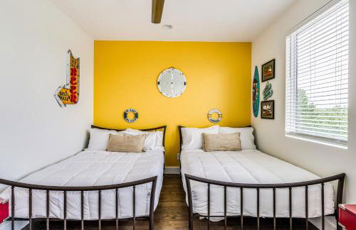 Nash House & Bars of Broadway with Patio Bar and Views! 8min Downtown! Sleeps 12! - Foto 26