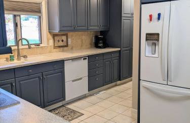 Walk to K-State, Sleeps 12, Pool Table, Hot Tub - Foto 55