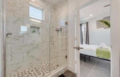 Urban 2BR I Free Parking I King Bed I Workspace - Foto 17