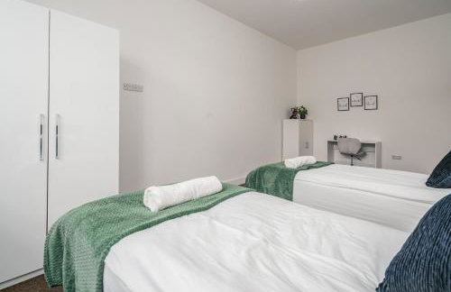 Airport - Town Centre - Train Station - Free Parking - Foto 24