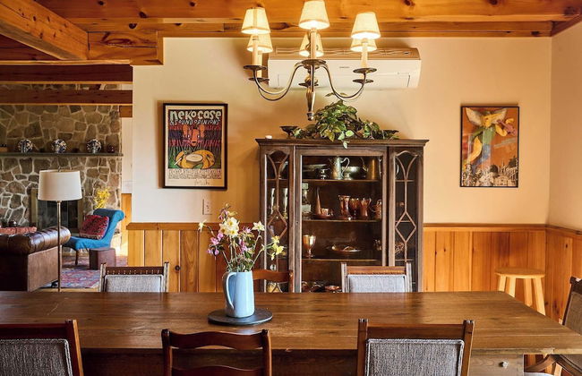 Mountain House & Cottage at Seminary Hill by Avantstay - Photo 8