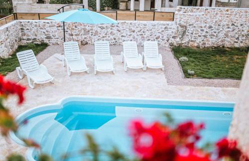 Heritage House Vrime - stone house with heated pool - Photo 12