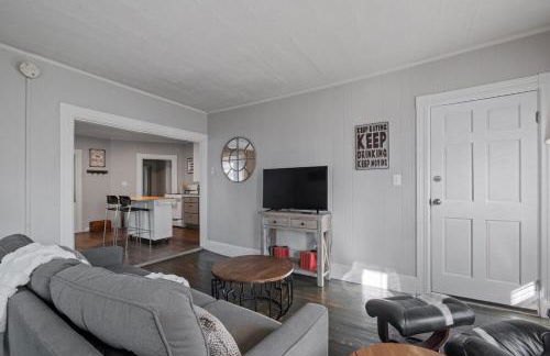 Stylish First Floor Apartment w Private Front Porch - Photo 5