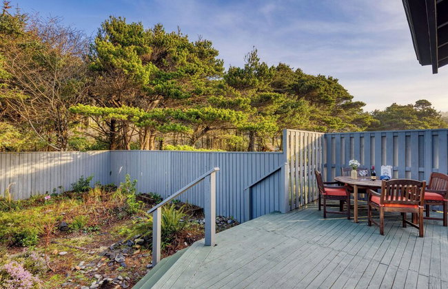 Half Block to Beach w/ Oceanview, Patio + Balcony The Shore Pine by Avantstay - Foto 107