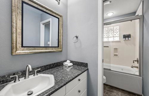 Oceanfront Galveston Beach House Steps to Sand! - Foto 16