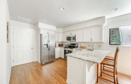 Bright and Cozy Getaway - Photo 4