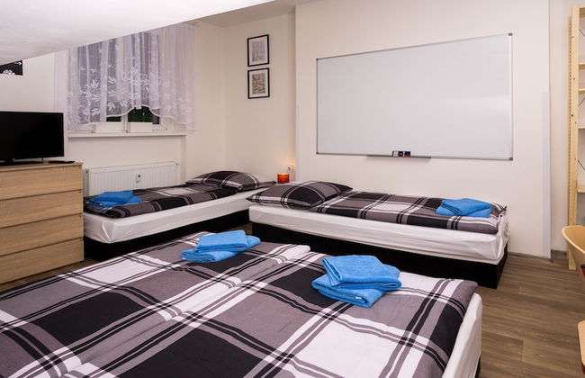 School Apartment by metro stop Vyšehrad - Foto 8