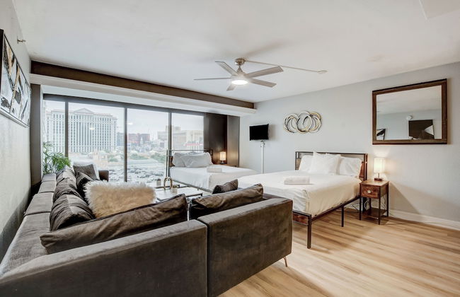 Stay together on the strip - 6 comfy beds w/view! - Foto 16