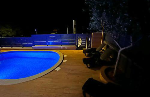 SANJA - with a large covered terrace and pool - Foto 6