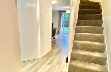 Central MK Home, Garden and Free Private Driveway Parking! 4 Beds Fully Equipped Train station 5 Mins - Photo 6