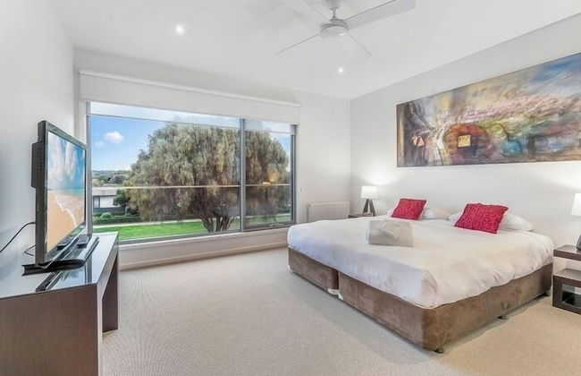 Gorgeous 5 Bedroom - Golf Course Views - Photo 3