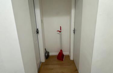 1st Studio Flat With full Private Toilet And Shower With its Own Kitchenette in Keedonwood Road Bromley A Fully Equipped Independent Studio Flat - Photo 4