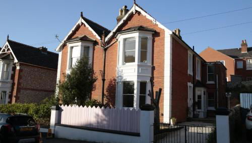 The Pink Door Seaside Holiday Home - Photo 1
