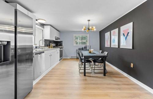 Walk to the Beach - Modern Home with FirePit and Bikes - Foto 52