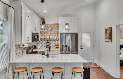 Fully Furnished Bungalow with Deck Near City Center - Foto 20