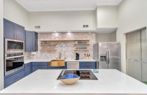 AccessibleGem 3BR Jacuzzi & Air Hockey Sleeps 13 Chinatown - Foto 3