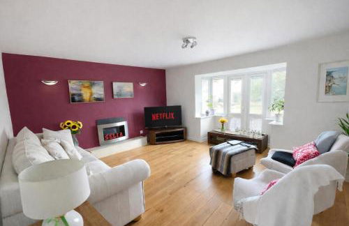 NEW! Large 4BR home by Shirestone Property, Driveway Parking, Near M40, Wifi - Photo 1