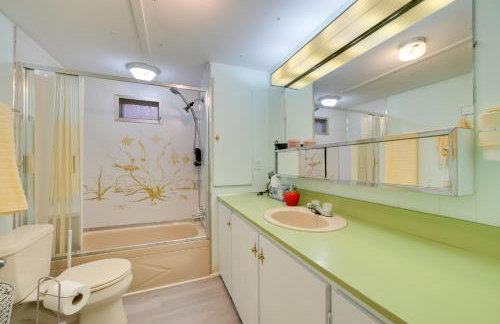 12 Mi to Skiing Manistee Lake Cottage with Fire Pit - Foto 13