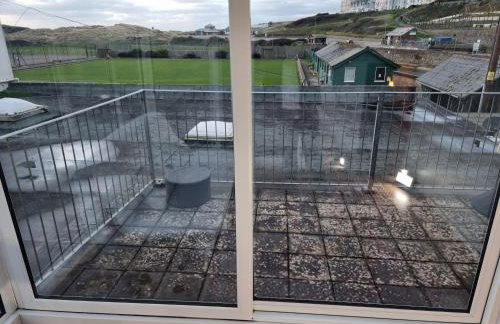 Neet Retreat - sleeps 7 next to beach - Foto 42