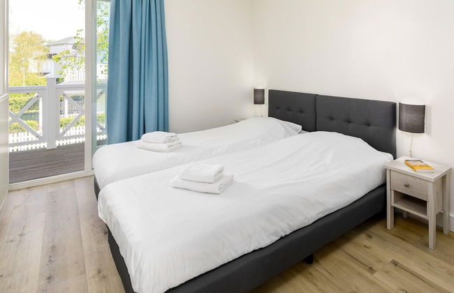 Villa in Hellevoetsluis Near North Sea Beach - Photo 2