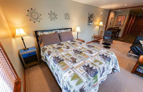 Large Studio Condo with Full Kitchen, Ski, Bike, Beautiful Balcony Views Hottub Fireplace - Foto 28