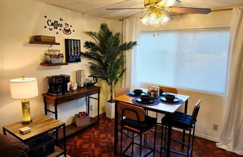 Cozy Luxury - King Bed, Coffee Bar, Sleeps 5 - Foto 15