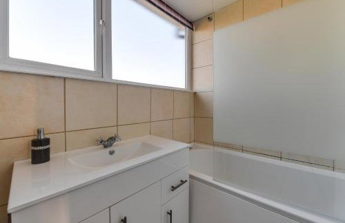 3 BR Home l Free Parking l 5 Guests l Garden l Long Stays l - Foto 28