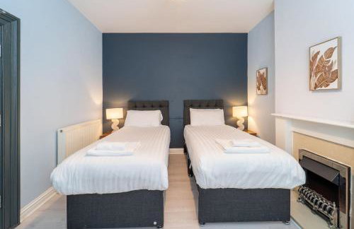 4 Bedroom Stylish House in Redditch - Free Parking - Photo 24