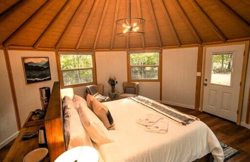 Deluxe Yurt Rental Ideal for Glamping near Austin - Foto 13
