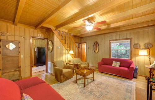 Vintage Snow White Cottage about 2 Miles to Village! - Foto 7