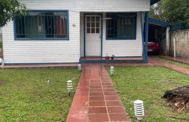 Casa para 8 Pessoas com jardim Próx Avenida Cataratas corredor turistíco de 03 quartos e garagem - Foto 1