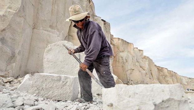 Tailleur de pierre travaillant le sillar