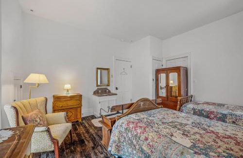 The Manor - Historic Mansion, Wifi, Covered Porch, Screen Porch, King Bed, Walk to Spas, Shops & Restaurants - Foto 65