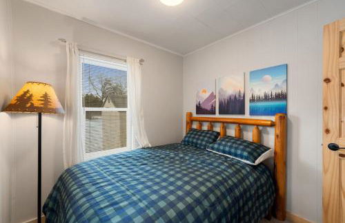 Cozy 3BR Cabin With Hot Tub on Nippersink Creek - Photo 43