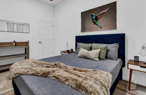 Stylish And Roomy Full House Dtwn - Photo 14