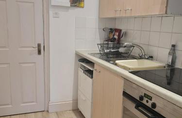 Quiet self contained studio flat near town centre and university - Foto 6